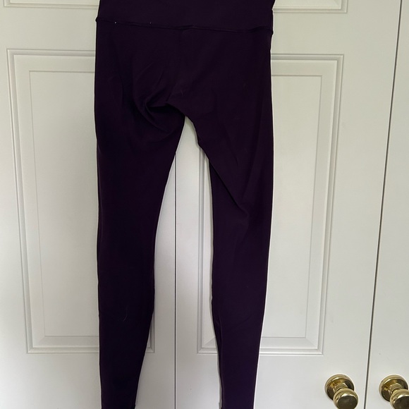 SIZE 6 LULULEMON PURPLE REVERSIBLE LEGGINGS - Picture 5 of 5